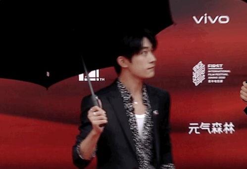 易烊千玺红毯吃瓜视频大全,盘点那些让人捧腹大笑的精彩瞬间